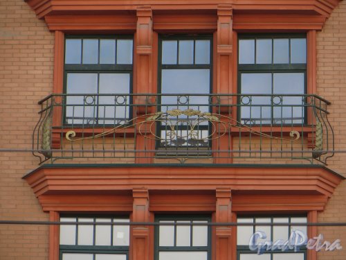 Балкон жилого дома Горного Университета по адресу: Наличная улица, дом 28. Фото 29 марта 2014 года.