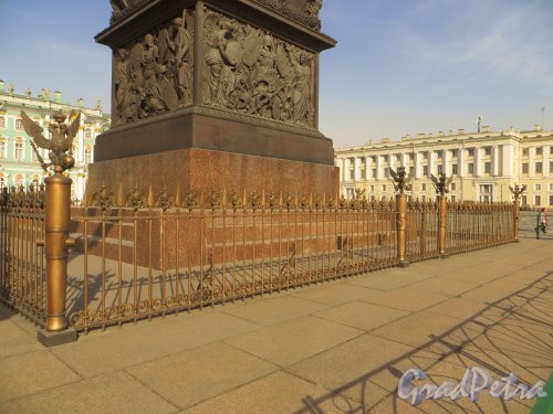 Ограда Александровской колонны с южной стороны. Фото 18 марта 2015 года.