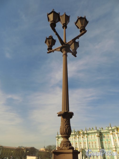 Фонарь у Александровской колонны. Фото 18 марта 2015 года.