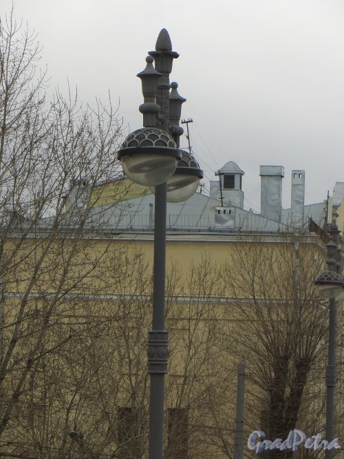 Фонарь на Московском проспекте у Малой Митрофаньевской улицы. Фото 17 апреля 2015 года.