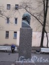 Памятник Н. А. Некрасову в сквере у дома 37 по Литейному проспекту в профиль. Фото март 2014 г