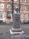 Памятник Н. А. Некрасову в сквере у дома 37 по Литейному проспекту анфас. Фото март 2014 г