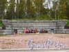 Ленинградская область, пересечение автомобильных дорог А-124 и А-127, воинское захоронение мемориал «Память». Вид мемориальной стены. Фото 26 сентября 2014 года.