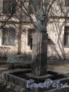 Памятник В.В. Куйбышеву на территории Карбюраторного завода (ул. Самойловой, 5) Фото апрель 2014 г.