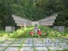 Лен. обл., Гатчинский р-н, г. Гатчина. Братское захоронение Советских лётчиков, погибших в годы войны недалеко от г. Гатчина. Фото 10 августа 2014 г.