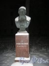 Памятник (бюст) П.П. Семёнову-Тян-Шанскому в сквере перед зданием бывшего Николаевского кавалерийского училища (Лермонтовский пр., дом 54). Фото 26 января 2015 г.