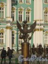 Угловой орёл на ограде Александровской колонны. Фото 18 марта 2015 года.