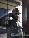 Памятник бравому солдату Швейку на Балканской пл. у павильона 5В ТЦ «Балканский». Верхняя часть фигуры по пояс. Фото май 2014 г.