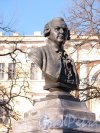 Памятник М. В. Ломоносову на площади Ломоносова. Бюст Ломоносова. Фото март 2015 г.