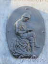 Памятник М. В. Ломоносова на площади Ломоносова, Медальон на постаменте "Мальчик Ломоносов". Фото март 2015 г.