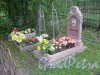 Лен. обл., Гатчинский р-н, пос. Сусанино, Вокзальная сторона. Одно из захоронений на кладбище. Фото 3 июня 2015 г.