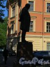 Памятник С.П. Боткину. Адрес: Боткинская ул., д. 6а, сквер. Вид сбоку (контражур). фото май 2015 г.
