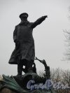 Памятник Адмиралу С.О. Макарову. ск. Л.В. Шервуд. 1913. Адрес: г. Кронштадт, Якорная пл. Фигура Макарова в контражуре. фото июнь 2015 г.

