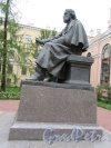 Памятник И. С. Тургеневу в Старо-Манежном саду, 1998-2001. Вид сбоку. фото октябрь 2017 г.