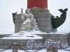 Ростральные колонны. Скульптура «Волга» у подножия зимой. фото февраль 2018 г.