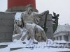 Ростральные колонны. Скульптура «Днепр» у подножия зимой. фото февраль 2018 г.