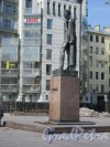 Памятник Ф.Э. Дзержинскому, 1981 Адрес: Шпалерная ул., д. 62 (сквер). Вид со сбоку. фото апрель 2018 г.