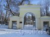 Главные ворота мемориального некрополя «Литераторские мостки». Фото 6 февраля 2020 года.
