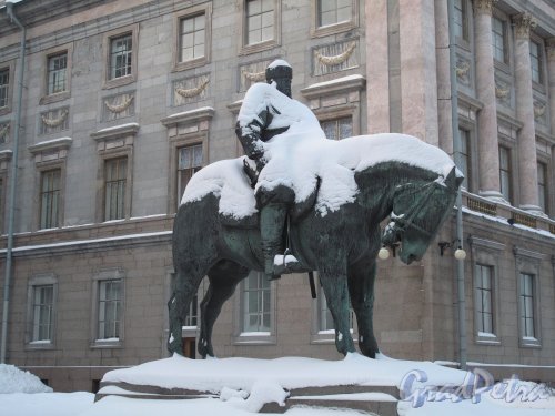 Памятник Александру III. Во дворе Мраморного Дворца зимой. Фото  январь 2011 г.
