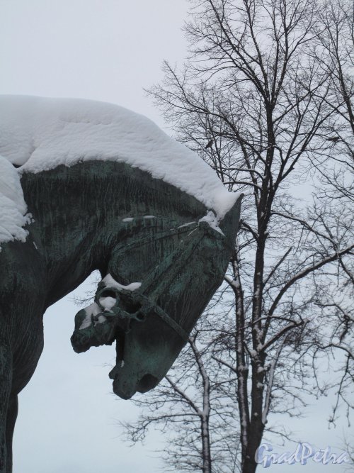 Памятник Александру III. Во дворе Мраморного Дворца зимой. Фрагмент. Фото  январь 2011 г.