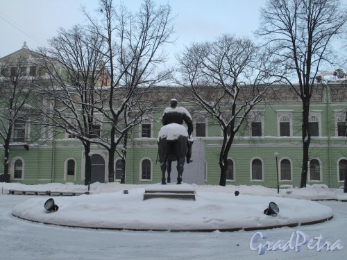 Памятник Александру III. Во дворе Мраморного Дворца зимой. Вид сзади. Фото  январь 2011 г.