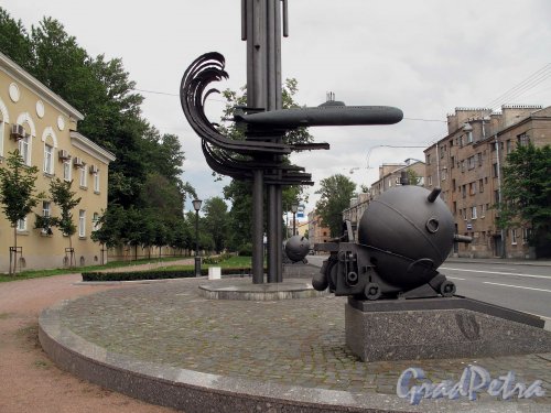Рижский проспект у д. 51. Монумент в честь столетия подводных сил России. Фото июль 2011 г.