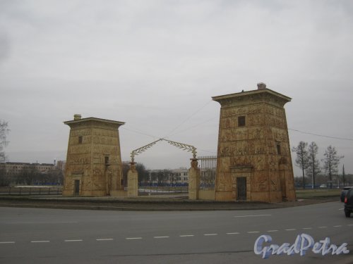 Египетские ворота на въезде в г. Пушкин со стороны г. Санкт-Петербурга. Фото 1 марта 2014 г.