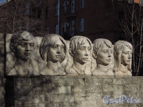 Памятник детям петербургских рабочих, погибших в октябре 1917 года, установленный у дома 19 по Пионерской улице. Фото 22 марта 2014 года