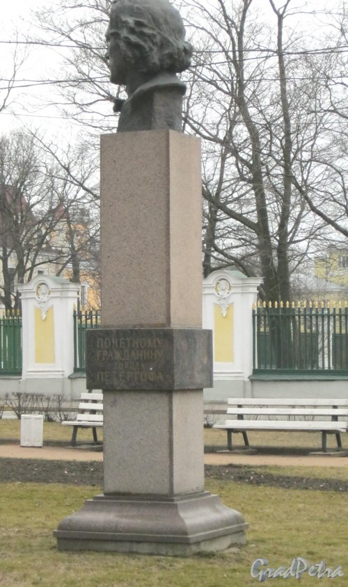 г. Петергоф, памятник Рубинштейну А.Г. (бюст) в сквере между Калининской ул. и Санкт-Петербургским пр. Фото 27 марта 2014 г.