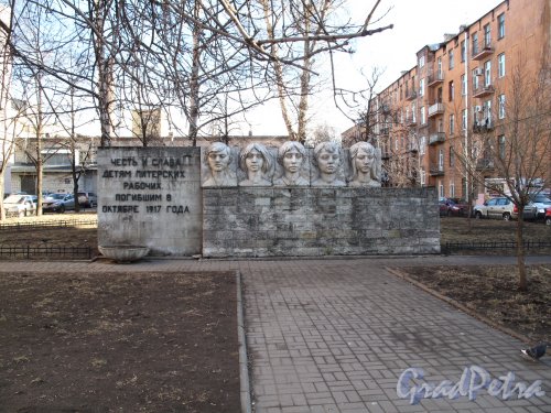 Памятник детям питерских рабочих погибшим в 1917 г. на Пионерской улице. Фото март 2014 г.