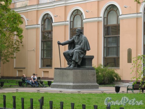 Памятник И.С. Тургеневу в Старо-Манежном саду. Общий вид с Манежной пл. Фото 10 мая 2014 г.