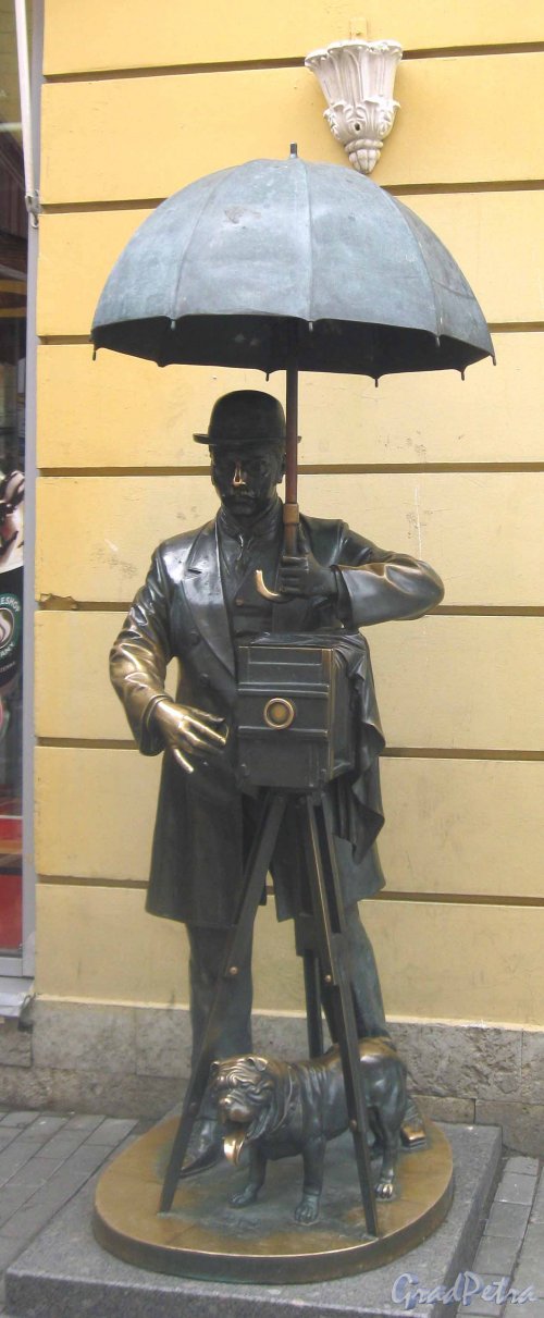 Памятник Петербургскому Фотографу на Малой Садовой улице. Фото май 2014 г.
