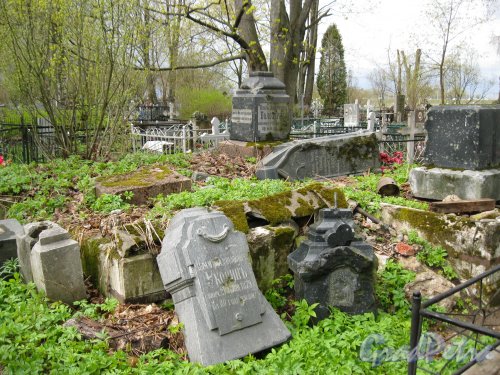 г. Пушкин, Кузьминское кладбище. Остатки старых памятников в центре кладбища. Фото 5 мая 2014 г. 