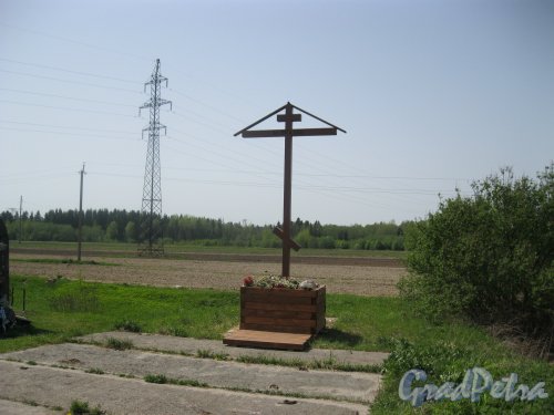 Лен.обл, Гатчинский р-н. Поклонный крест у ДОТа Карпова около шоссе Гатчина-Куровицы. Фото 20 мая 2014 г.
