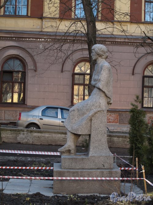Памятник А. А. Ахматовой в сквере при Гимназии № 209 на ул. Восстания, д. 8. Фото март 2014 г.