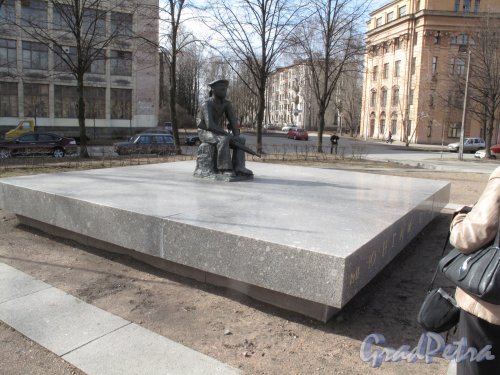 Памятник Балтийским Юнгам на площади Балтийским Юнгам. Общий вид. фото март 2014 г.  