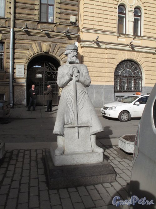 Памятник дворнику на площади Островского. Фото апрель 2014 г.