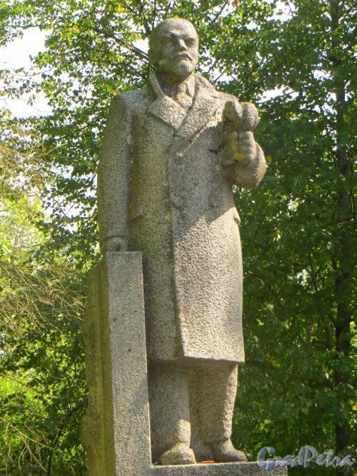 Памятник Ленину в поселке Дружная горка. Фото 2 августа 2014 года.