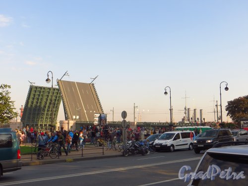 Крейсер «Аврора» подходит к Дворцовому мосту. Фото 21 сентября 2014 года.
