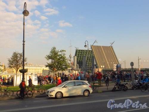 Крейсер «Аврора» в створе Дворцового моста. Фото 21 сентября 2014 года.