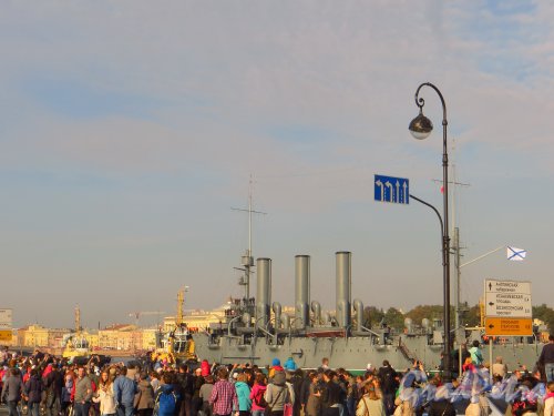 Крейсер «Аврора» подходит к Благовещенскому мосту. Фото 21 сентября 2014 года.