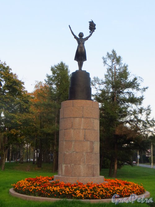 Памятник «Девушка с цветком», установленная на новом месте. Общий вид памятника. Фото 26 сентября 2014 года.
