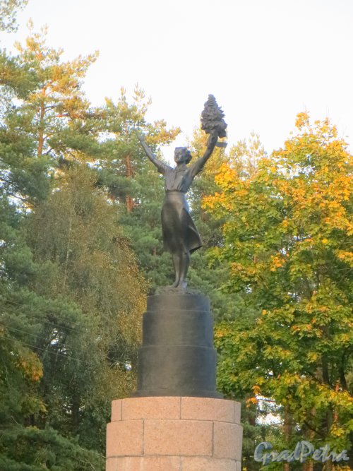 Памятник «Девушка с цветком», установленная на новом месте. Общий вид памятника. Фото 26 сентября 2014 года.