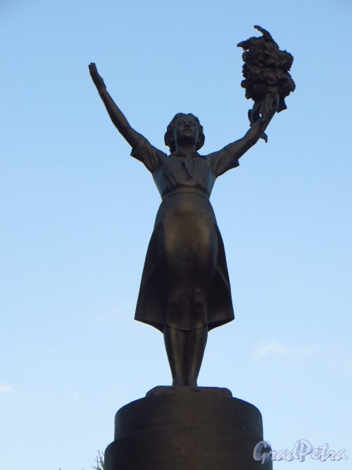 Памятник «Девушка с цветком», скульптура девушки. Фото 26 сентября 2014 года.