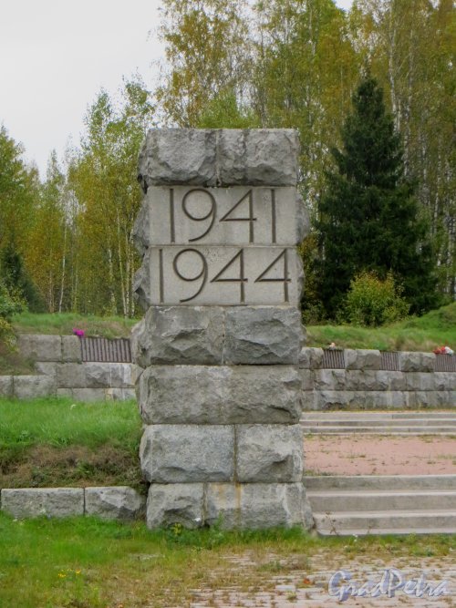 Мемориальная Стелла «1941-1944» на входе мемориала «Память». Фото 26 сентября 2014 года.