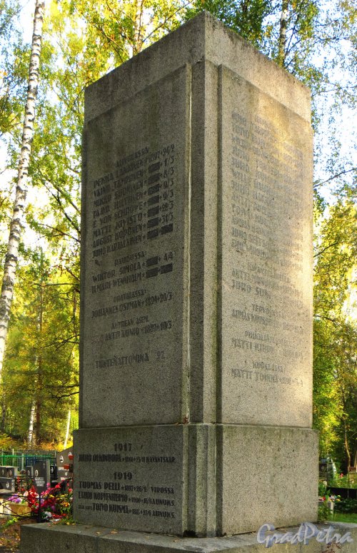 Кладбище города Каменногорск (города Antrea). Памятник финским войнам, погибшим в 1918 году. Фамилии погибших воинов в 1917 и 1919 годах. Фото 26 сентября 2014 года.