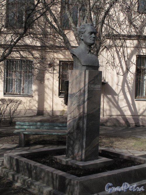 Памятник В.В. Куйбышеву на территории Карбюраторного завода (ул. Самойловой, 5) фото апрель 2014 г.