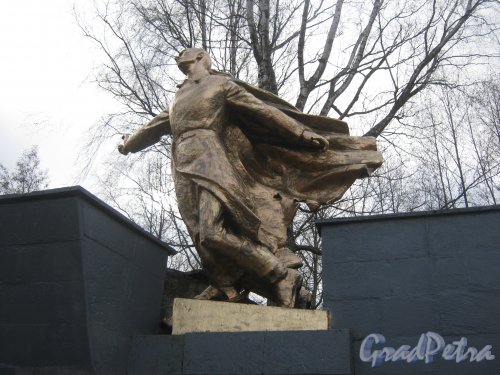 Памятник-скульптура «Воину-победителю» на Мартышкинском братском захоронение в городе Ломоносов. Фото 7 марта 2014 г.
