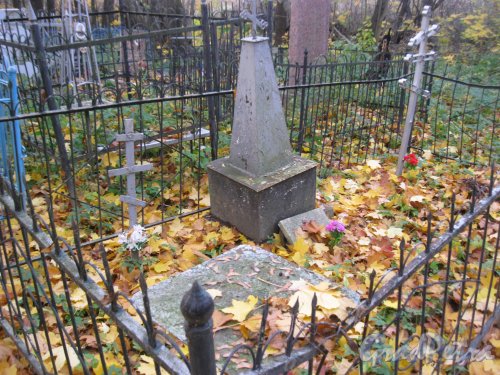 Пос. Стрельна, Стрельнинское кладбище. Безымянное захоронение. Фото 16 октября 2014 г.