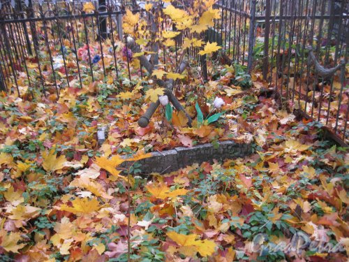 Пос. Стрельна, Стрельнинское кладбище. Безымянное захоронение. Фото 16 октября 2014 г.